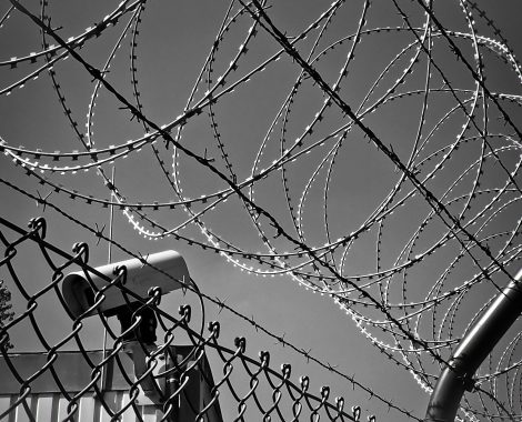 barbed-wire-1670222_1920.jpg